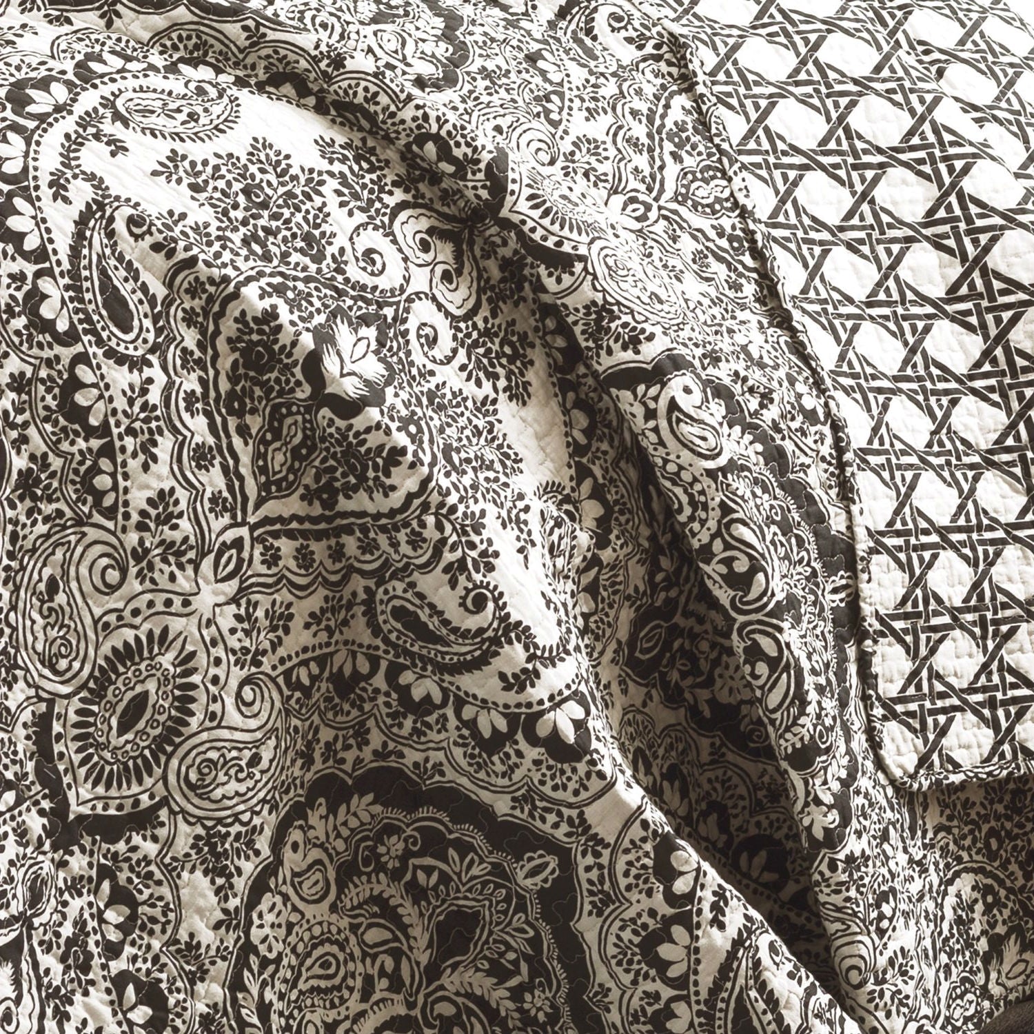 Queen size 3-Piece Quilt Set 100-Percent Cotton in Charcoal Damask-1